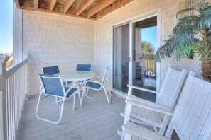 Outdoor dining - Stay at Beach Pals in Oak Island—spacious condo with ocean views, sleeps 10! (Oak Island)