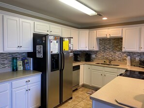 Kjøleskap, mikrobølgeovn, ovn og kokeplater