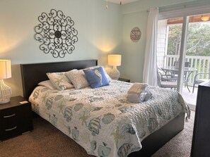 3 bedrooms, iron/ironing board, free WiFi, bed sheets - 3 BR/2.5 BA Condo - Ocean View,Pool,Elevator,Walk to Beach,Dog Friendly,Sleeps 9 (Oak Island)