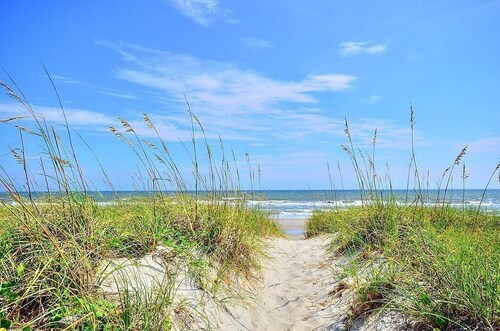 Oceanview condo in Oak Island, featuring 3 bedrooms and 2 bathrooms.