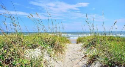 Oceanview condo in Oak Island, featuring 3 bedrooms and 2 bathrooms.
