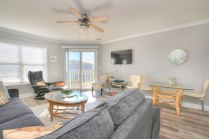 Una televisión, un reproductor de DVD