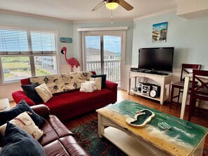 TV, DVD player - Spacious oceanview condo in Oak Island, perfect for up to 9 guests with 3 bedrooms. (Oak Island)