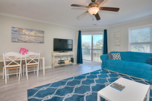 تلفزيون بشاشة مسطحة