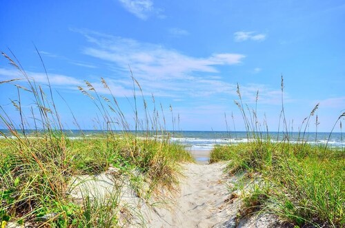Oceanview condo in Oak Island, perfect for families or groups of 8!