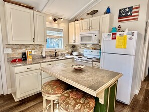 Fridge, microwave, oven, stovetop - Reel Thrill: Cozy 3-bed retreat in Oak Island, perfect for family getaways! (Oak Island)