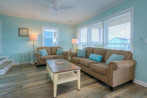 Smart TV - Beautiful 3BR/2BA Home, 2nd Row, Ocean View, Dog Friendly, Sleeps 8 (Oak Island)