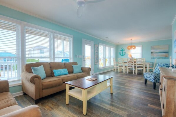 Smart TV - Beautiful 3BR/2BA Home, 2nd Row, Ocean View, Dog Friendly, Sleeps 8 (Oak Island)