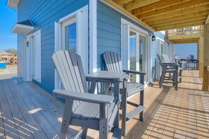 Terrace/patio - Experience oceanfront luxury at Sea Change in Oak Island, perfect for families! (Oak Island)