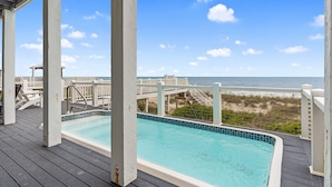 Ein Pool mit Blick auf Strand und Meer.