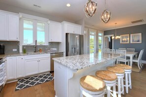 ثلاجة، ميكروويف، فرن، موقد طهي مسطح