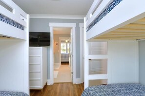 5 bedrooms, desk, iron/ironing board, WiFi