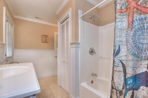 Bathtub, towels - Oak Island's Special Moments Suite: Cozy 1-bedroom with beach access for two. (Oak Island)