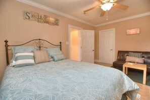 1 bedroom, desk, iron/ironing board, WiFi - Oak Island's Special Moments Suite: Cozy 1-bedroom with beach access for two. (Oak Island)