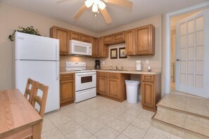 ثلاجة، ميكروويف، فرن، موقد طهي مسطح