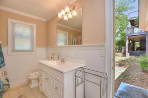 Bathtub, towels - Oak Island's Special Moments Suite: Cozy 1-bedroom with beach access for two. (Oak Island)