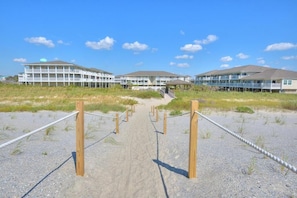 På stranden