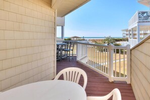 Outdoor dining - Oceanfront comfort at SSV 108-Finz Up in Oak Island, perfect for family getaways! (Oak Island)