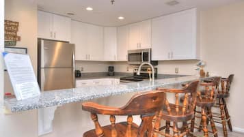 Coffee/tea maker, fridge, microwave, oven