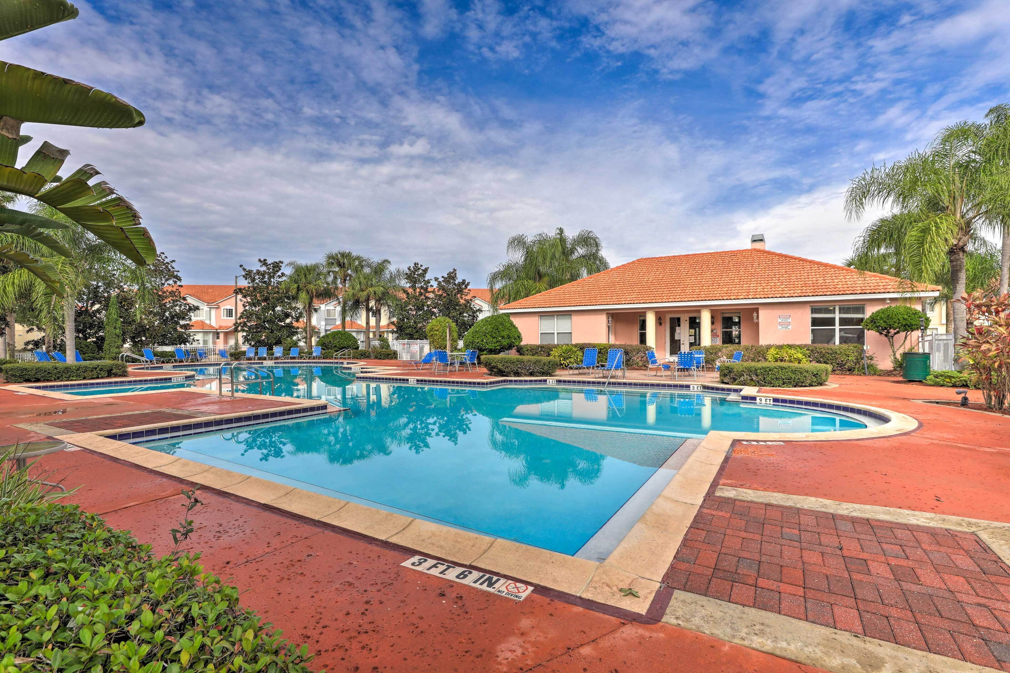 Townhome w/ Lanai & Pool Access ~ 10 Mi to Disney!