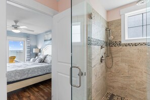 Bathtub, towels - Spacious 10-bedroom oceanfront house with pool, perfect for large groups. (Oak Island)