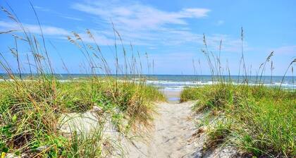 Stonesthrow - 212 Barbee: Charming 3BR beach house in Oak Island, perfect for families.
