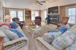 TV, peis, DVD-spiller og bøker