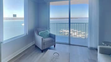 Condo, 1 Katil Raja (King) dengan Katil Sofa, Private Pool, Beach View (0 - No Pets Allowed) | Ruang tamu | TV