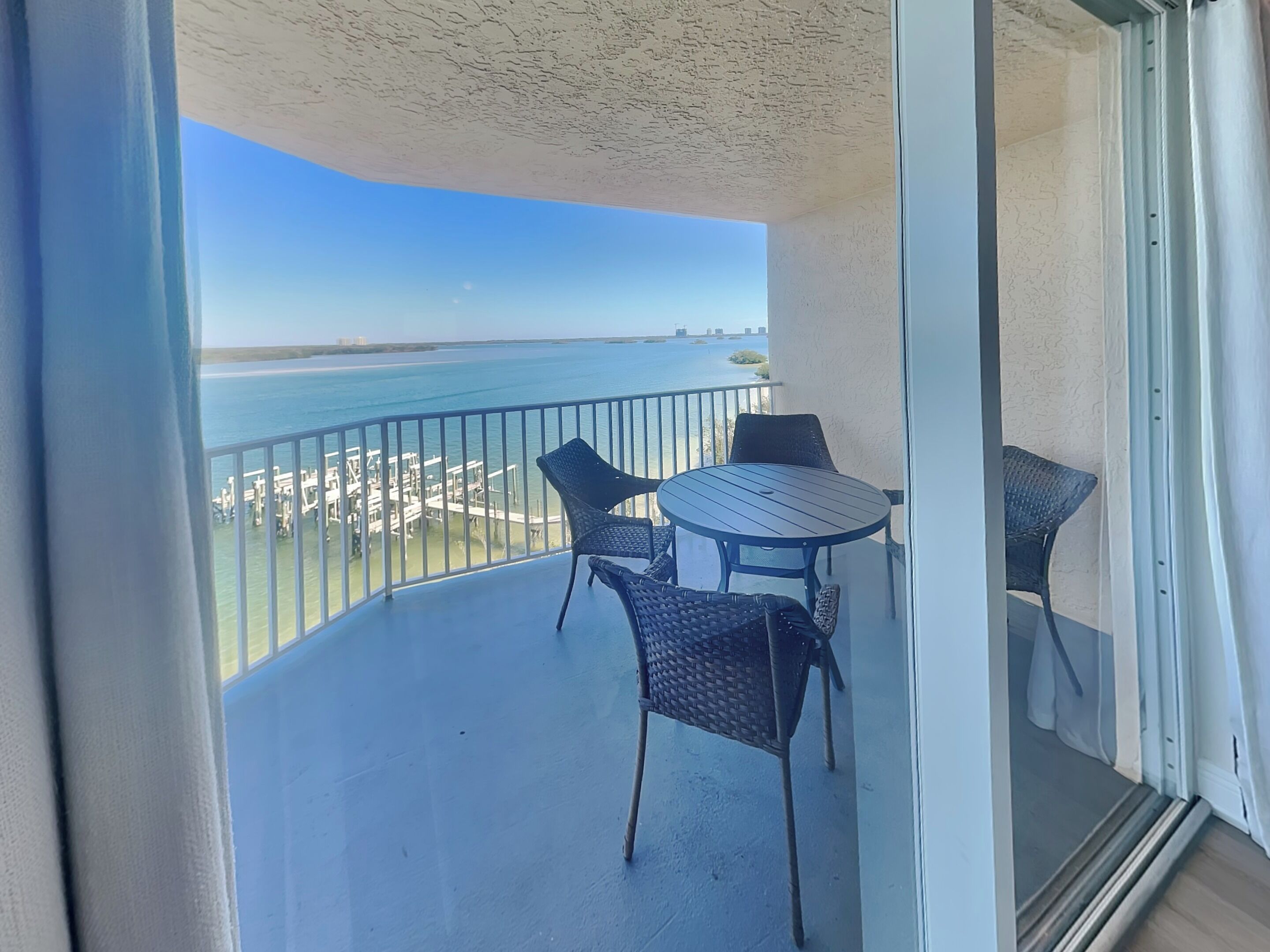 Apartment, 1 King-Bett und Schlafsofa, eigener Pool, Strandblick (0 - No Pets Allowed) | Speisen im Freien