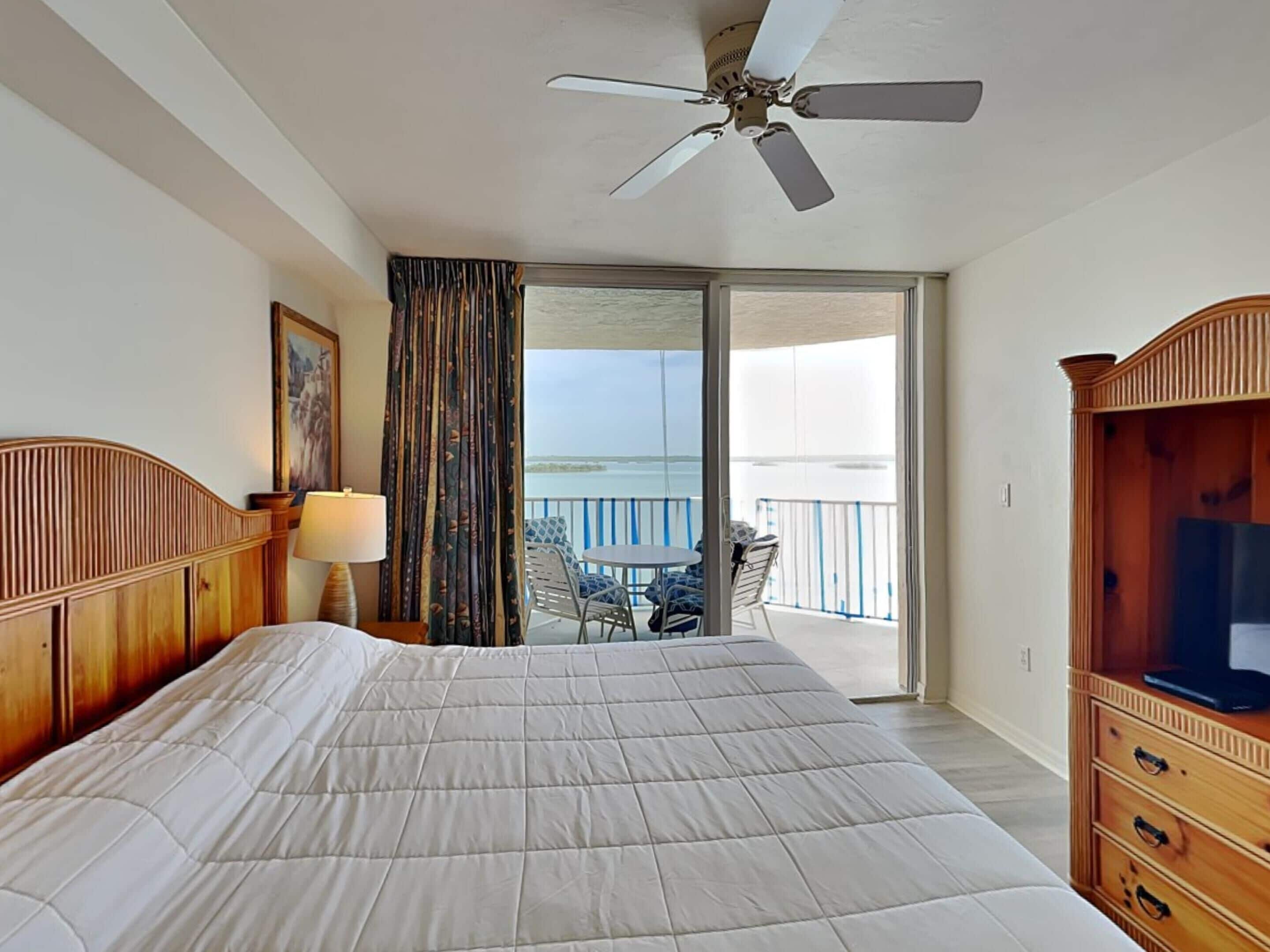 Apartment, 1 King-Bett und Schlafsofa, Poolzugang (#702 - No Pets) | 1 Schlafzimmer, individuell dekoriert, individuell eingerichtet