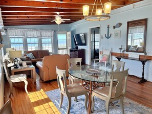 Tv, dvd-afspiller, bøger