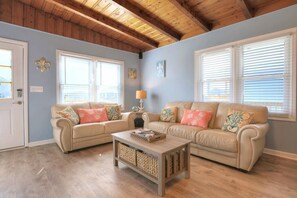 TV, books - Stay at Yat Da Beach Up: a cozy oceanview duplex in Oak Island, perfect for families. (Oak Island)