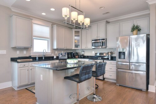 Beautiful 5BR/3.5BA Home - Ocean View, Pool, Hot Tub, Sleeps 14