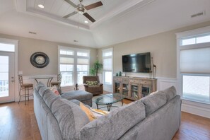 TV, DVD player - Beautiful 5BR/3.5BA Home - Ocean View, Pool, Hot Tub, Sleeps 14 (Oak Island)