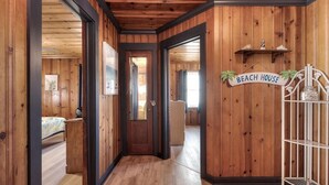 En hall med träväggar och en skylt med texten ”STRANDHUS”.