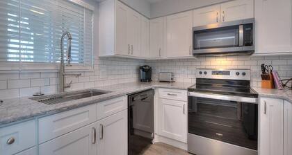 2BR/2BA Condo - Ocean View, Walk to Beach, Seasonal Pool, Sleeps 5