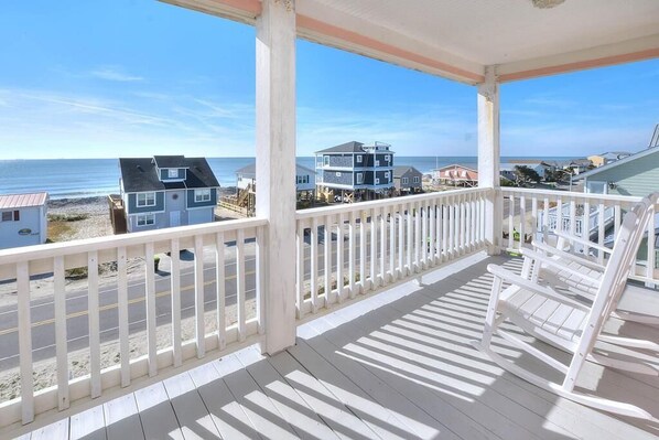 Property grounds - Spacious 8BR/5BA Oceanview Home Across Street From Beach-Private POOL-Sleeps16 (Oak Island)