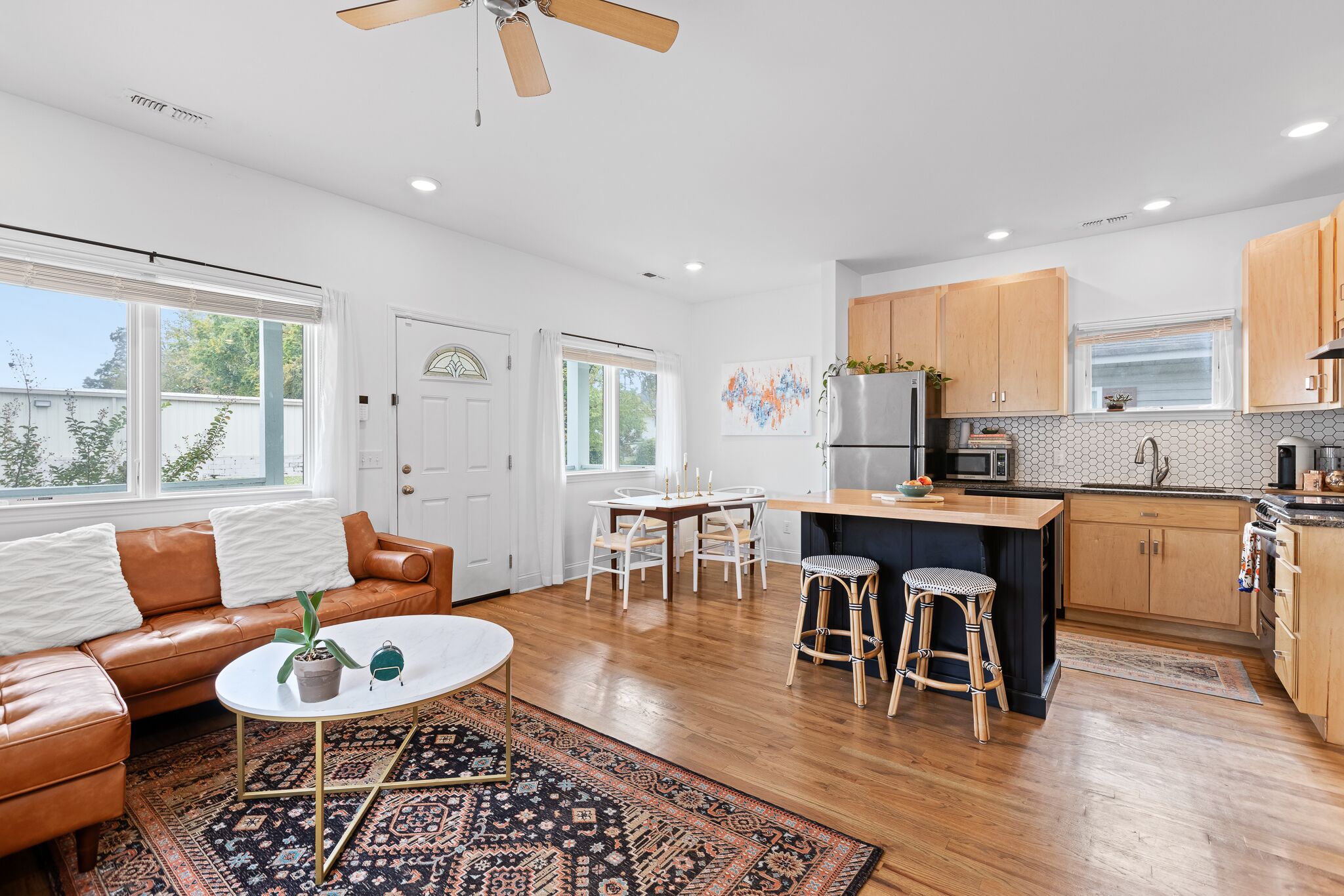 Bright, Trendy Bungalow with Walkability! Open to long stays 