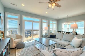 TV - Oceans Eleven 03: Stunning 5BR oceanfront home in Oak Island, perfect for families! (Oak Island)