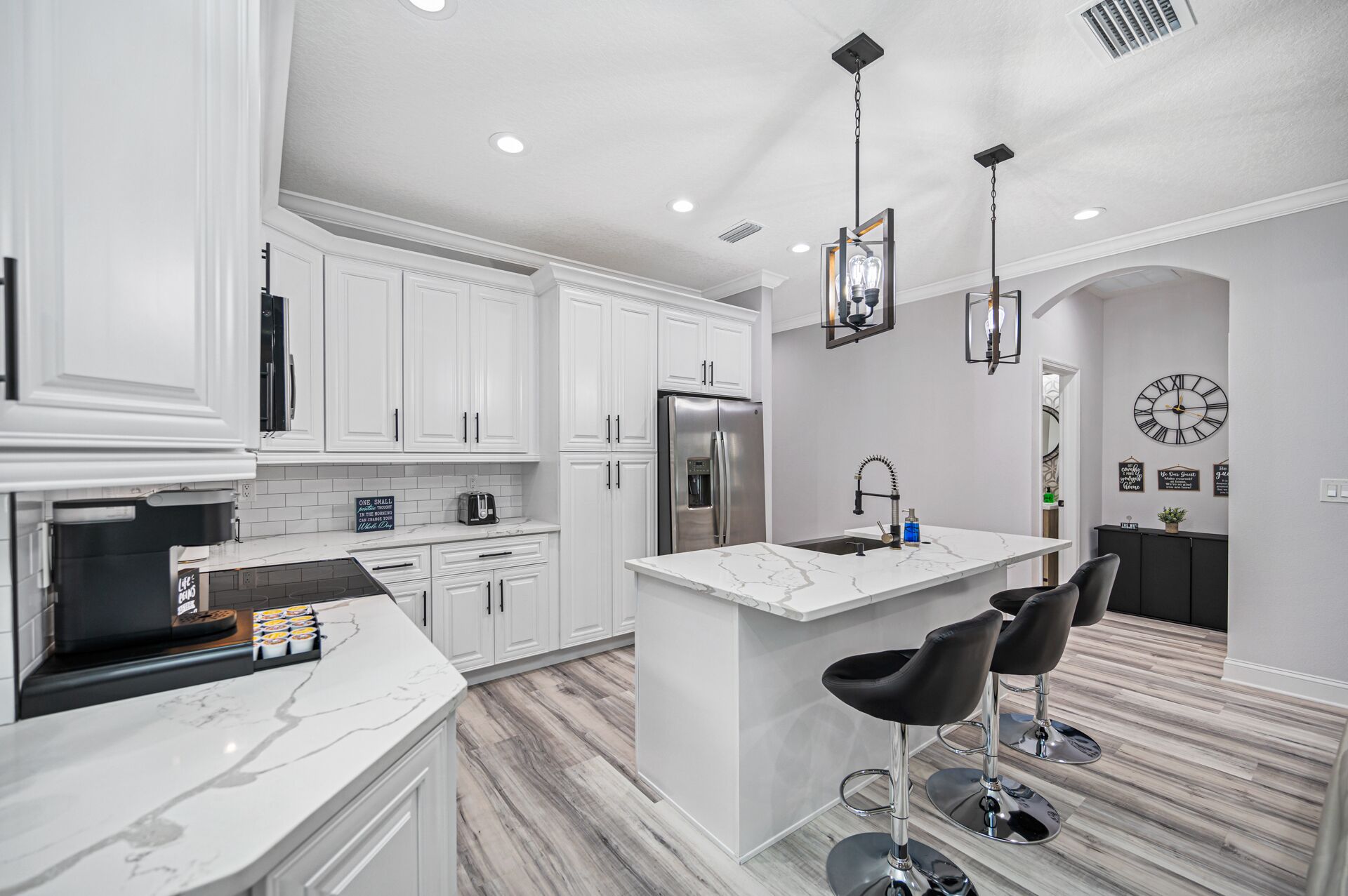 Réfrigérateur, micro-ondes, four, plaque de cuisson