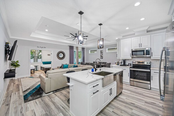 Réfrigérateur, micro-ondes, four, plaque de cuisson