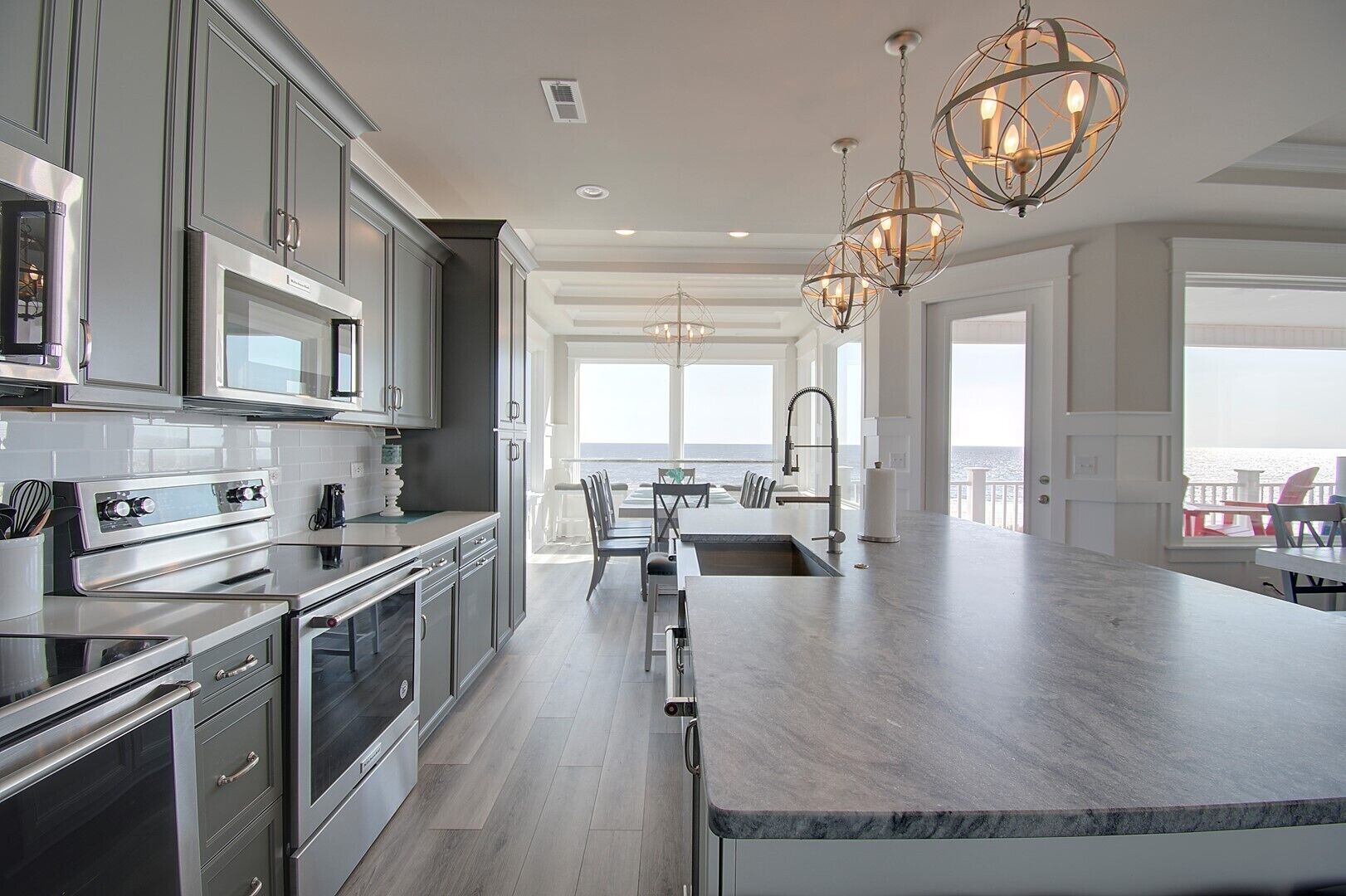 Jääkaappi, mikroaaltouuni, uuni, liesi