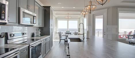 Jääkaappi, mikroaaltouuni, uuni, liesi