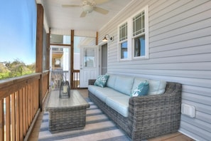 Smart TV, DVD player, table tennis, books - Experience ocean views at "Footprints in the Sand," a cozy 3BR retreat in Oak Island. (Oak Island)