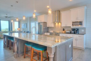 Kylskåp, mikrovågsugn, ugn och spishäll