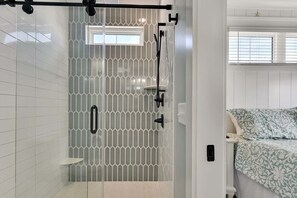 Bathtub, towels - Experience luxury at Saltwater Gospel, a stunning 13-bedroom oceanfront retreat in Oak Island! (Oak Island)