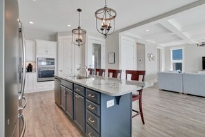 Jääkaappi, mikroaaltouuni, uuni, liesi