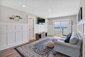 Älytelevisio, DVD-soitin, kirjoja, videokirjasto