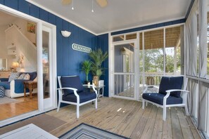 Een televisie, een dvd-speler, boeken en een filmbibliotheek