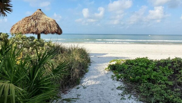 Beach nearby - Ocean Harbor by Distinctive Beach Rentals (Fort Myers Beach)